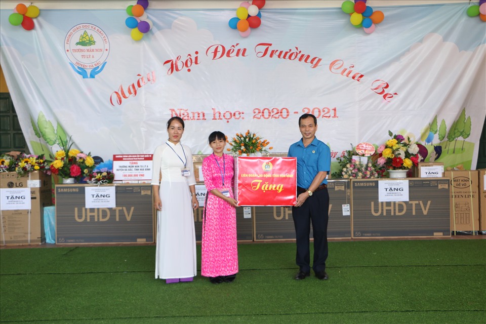Đồng chí Nguyễn Mạnh Cương, Chủ tịch LĐLĐ tỉnh Hoà Bình tặng quà cho các cháu học sinh trường Mầm non Tu Lý A nhân dịp năm học mới 2020 – 2021. Ảnh: Mạnh Cường.