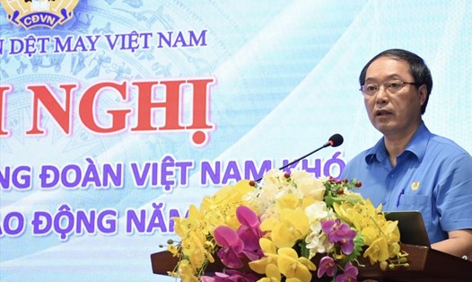 Chủ tịch Công đoàn Dệt may Việt Nam Lê Nho Thướng trao đổi tại lớp tập huấn ngày 8.9. Ảnh: CĐ DMVN