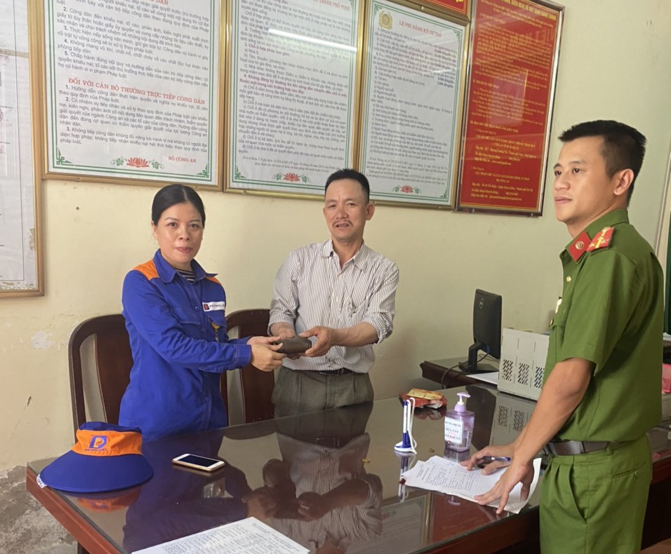 Chị Nguyễn Thị Ý đã tận tay trao trả lại chiếc ví cho anh Phạm Văn Bảy. Ảnh: CĐCT