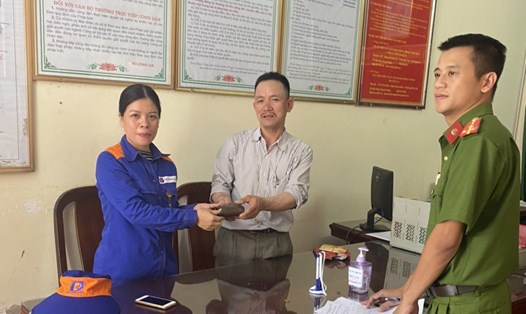 Chị Nguyễn Thị Ý đã tận tay trao trả lại chiếc ví cho anh Phạm Văn Bảy. Ảnh: CĐCT
