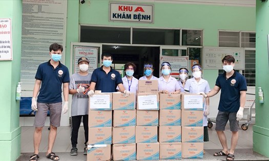 Câu Lạc bộ Hương Lam ủng hộ vật tư y tế cho Trung tâm Y tế quận Liên Chiểu (Đà Nẵng). Ảnh: V.Thơm