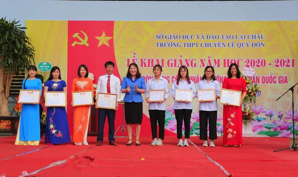 Đồng chí Nguyễn Thị Thiện - Chủ tịch LĐLĐ tỉnh Lai Châu tặng khen thưởng cho giáo viên và học sinh Trường THPT Chuyên Lê Quý Đôn đạt giải trong kỳ thi học sinh giỏi Quốc gia năm học 2019-2020 nhân dịp năm học mới. Ảnh: Lưỡng Hà