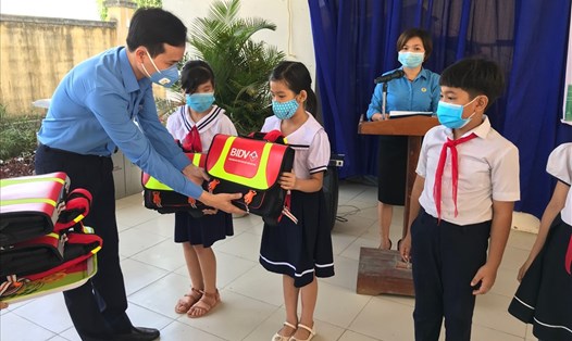 Ông Ngyễn Duy Minh, Chủ tịch LĐLĐ Đà Nẵng trao 200 cặp phao cứu sinh cho học sinh Trường Tiểu học Hòa Khương. Ảnh: Tường Minh