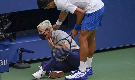 Djokovic xin lỗi trọng tài dây Laura Clark vì cú đánh bóng khiến bà căng thẳng và lo sợ. Tuy nhiên, anh vẫn bị loại. Ảnh: ATP.
