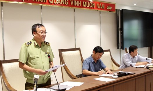 Phó Cục trưởng Cục Quản lý thị trường Hà Nội Nguyễn Minh Hùng nói về việc ngăn chặn, phòng ngừa các biểu hiện sách nhiễu, phiền hà trong thực thi công vụ. Ảnh: Trọng Toàn