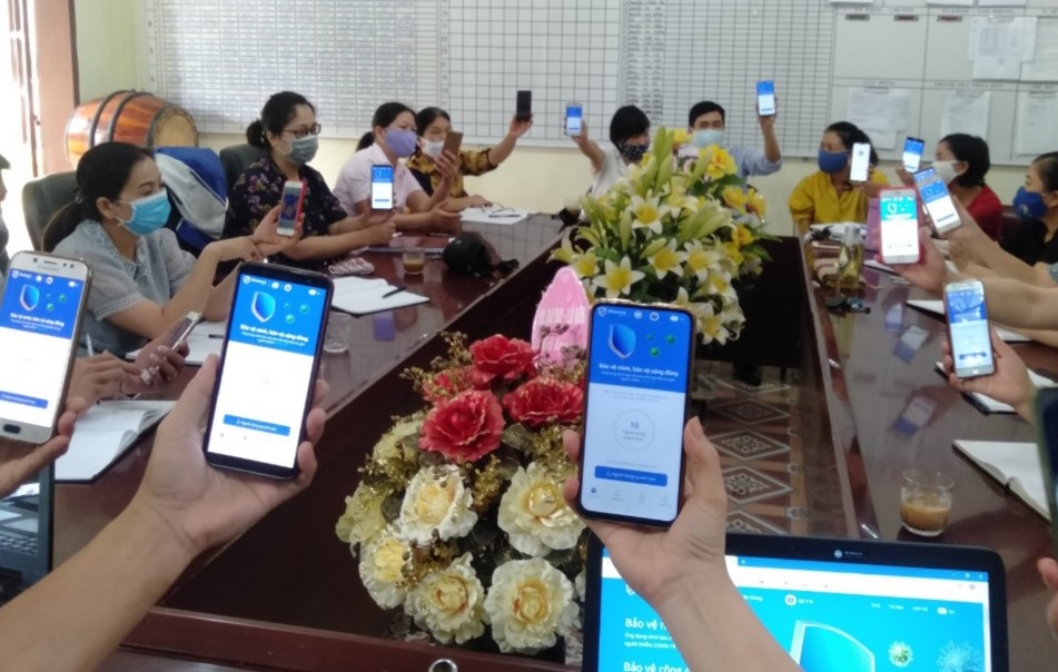 Công đoàn cơ sở Trường THCS Chiềng Ly hưởng ứng Tuần lễ ra quân cài đặt Bluezone nhằm phòng chống dịch COVID-19. Ảnh: Đỗ Tín