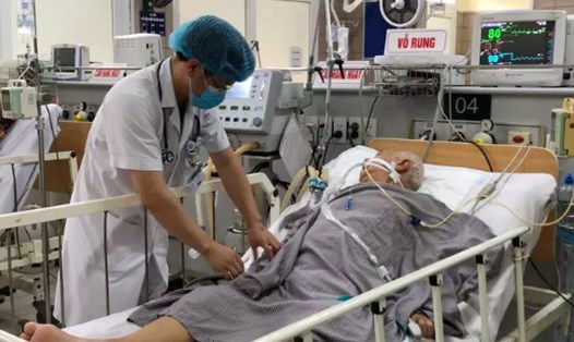Bệnh nhân ngộ độc pate Minh Chay đang điều trị tại Bệnh viện Bạch Mai. Ảnh: D Thu