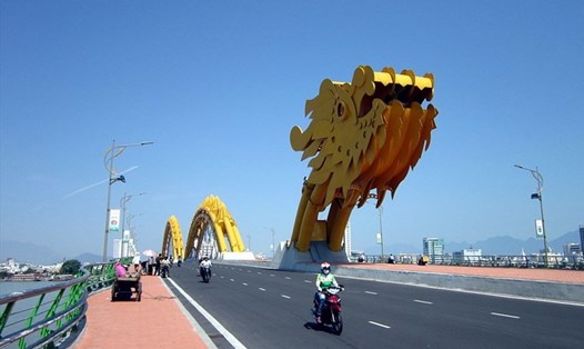 Cầu Rồng là một trong những điểm du lịch thu hút nhiều du khách khi đến với Đà Nẵng. Ảnh: HỮU LONG