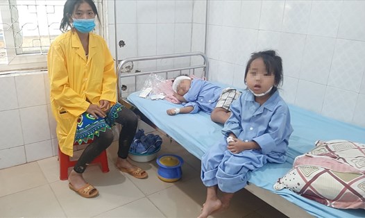 3 học sinh bị thương vẫn đang được điều trị tại Bệnh viện Đa khoa huyện Văn Bàn
(Lào Cai). Ảnh: V. Liễu