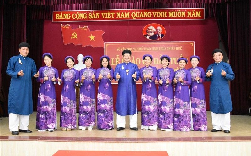 Cán bộ công chức ngành văn hóa Huế với trang phục áo dài truyền thống.