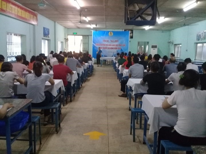 Tuyên truyền phổ biến pháp luật trong CNLĐ Công ty cổ phần Giày Vĩnh Yên (Vĩnh Phúc). Anh: Phan Quốc Hương.