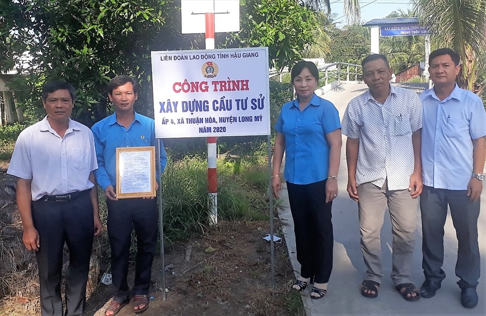 Đồng chí Trương Thị Ánh Nguyệt - Phó Chủ tịch LĐLĐ tỉnh Hậu Giang - trao quyết định gắn biển công trình chào mừng Đại hội Đảng cho LĐLĐ huyện Long Mỹ. Ảnh: Hoài Phúc