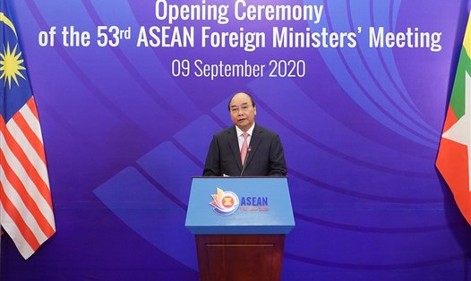 Thủ tướng Nguyễn Xuân Phúc phát biểu tại lễ khai mạc Hội nghị Bộ trưởng Ngoại giao ASEAN lần thứ 53 (AMM-53). Ảnh: VGP.