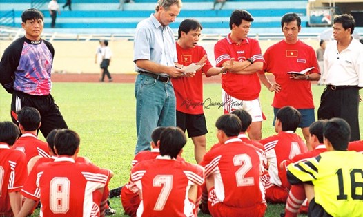 HLV Alfred Riedl là người có công lớn với bóng đá Việt Nam trong 3 nhiệm kỳ làm việc. Ảnh: Quang Minh.