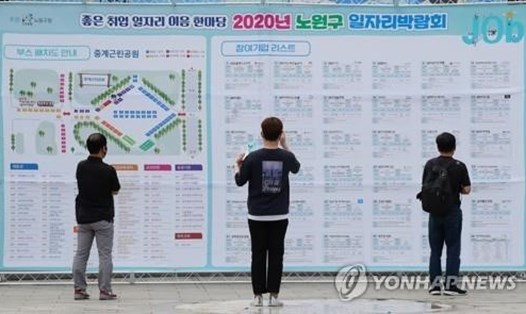 Người tìm việc làm xem sơ đồ mặt bằng của một sự kiện tuyển dụng ở Seoul, Hàn Quốc hôm 15.7. Ảnh: Yonhap.