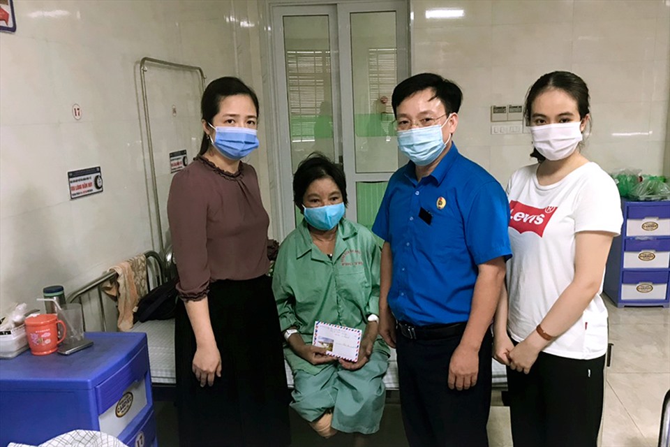 Lãnh đạo Công đoàn ngành giáo dục tỉnh Phú Thọ trao tiền hỗ trợ cho đoàn viên Phùng Thị Nghị. Ảnh: Minh Tiến.