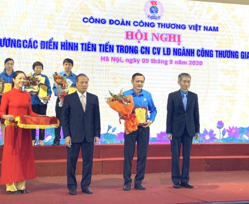 Đồng chí  Trần Văn Thuật, Phó Chủ tịch Tổng LĐLĐVN (bên phải) và đồng chí  Cao Quốc Hưng, Thứ trưởng Bộ Công Thương (thứ hai từ trái sang) trao kỷ niệm chương cho điển hình tiên tiến ngành Công Thương. Ảnh: Xuân Tùng