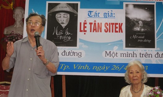 Hành trình trở về quê hương của tác giả Lệ Tân Sitek bằng hàng nghìn trang tiểu thuyết tiếng Việt. Ảnh: Giao Hưởng.
