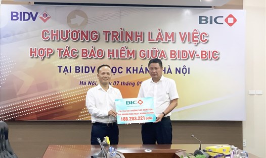 Lãnh đạo BIC trao bồi thường cho lãnh đạo BIDV Ngọc Khánh, Hà Nội. Nguồn: BIC