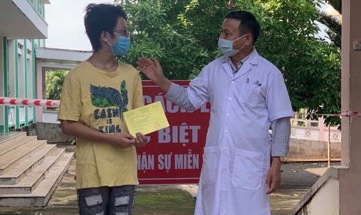 Bệnh nhân số 602 nhiễm COVID-19 ở Đắk Lắk được lực lượng y tế làm thủ tục cho xuất viện. Ảnh T.X