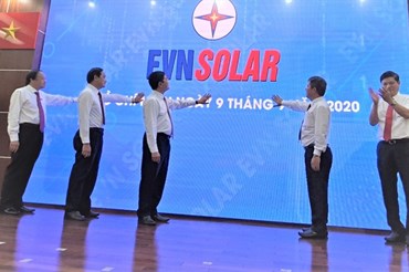 Lãnh đạo Tập đoàn Điện lực Việt Nam và Tổng Công ty Điện lực miền Nam thực hiện nghi thức ra mắt ứng dụng EVNSOLAR. Ảnh Nam Dương