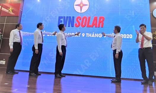 Lãnh đạo Tập đoàn Điện lực Việt Nam và Tổng Công ty Điện lực miền Nam thực hiện nghi thức ra mắt ứng dụng EVNSOLAR. Ảnh Nam Dương