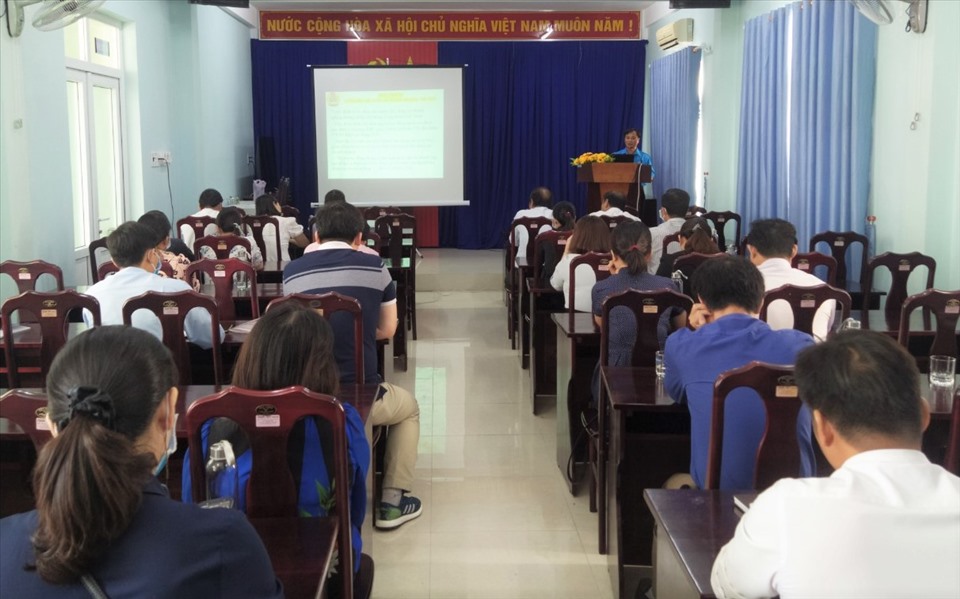 Buổi tập huấn Điều lệ CĐ Đoàn Việt Nam và những điểm mới của Bộ luật Lao động năm 2019 tại Quảng Ngãi. Ảnh: Xuân Quang