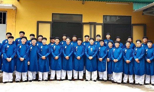 Cán bộ nam tỉnh Thừa Thiên - Huế trong trang phục áo dài. Ảnh: Sở VH -TT Thừa Thiên - Huế