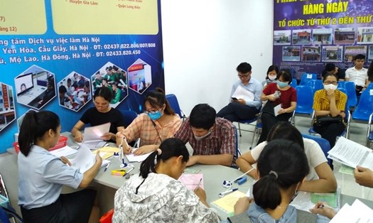 Người lao động làm thủ tục nhận kết quả hưởng trợ cấp thất nghiệp tại Trung tâm DVVL Hà Nội. Ảnh: Trần Kiều