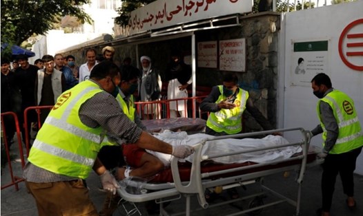 Một người bị thương trong vụ nổ bom đang được đưa đến bệnh viện ở Kabul, Afghanistan hôm 9.9. Ảnh: Reuters.