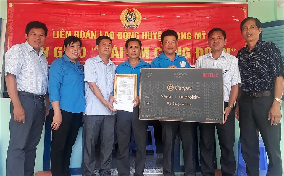 Đồng chí Ngô Hồng Luận - Chủ tịch LĐLĐ huyện Long Mỹ - trao quyết định sửa chữa "Mái ấm công đoàn" và tặng sản phẩm điện máy công đoàn. Ảnh: Hoài Phúc