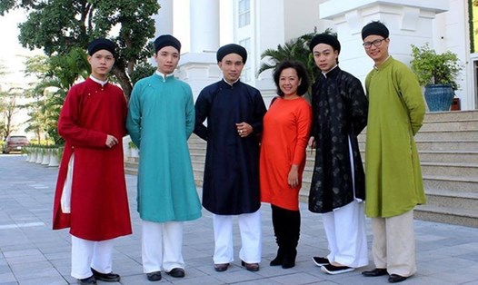 Nhóm Đình Làng Việt với tà áo dài nam truyền thống. Ảnh: Mai Châu