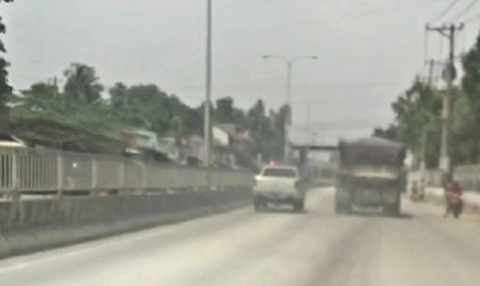 Một xe tải không chấp hành hiệu lệnh, bỏ chạy trên quốc lộ 1K. Ảnh cắt từ clip