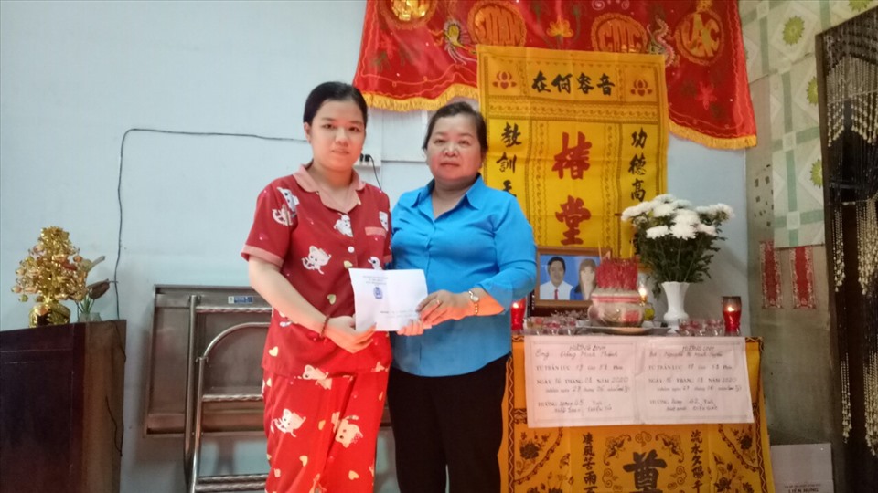 Chủ tịch LĐLĐ huyện Chợ Mới Trần Thị Hồng trao quà ủng hộ gia đình bị tai nạn giao thông. Ảnh: C.T.V