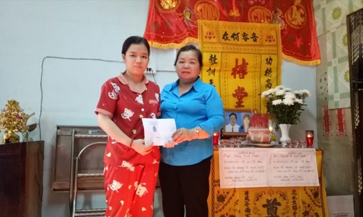Chủ tịch LĐLĐ huyện Chợ Mới Trần Thị Hồng trao quà ủng hộ gia đình bị tai nạn giao thông. Ảnh: C.T.V