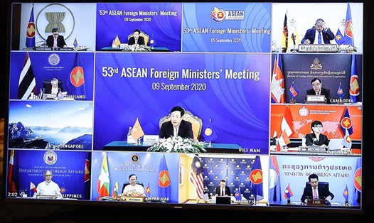 Phó Thủ tướng Phạm Bình Minh chia sẻ thẳng thắn quan ngại về những diễn biến phức tạp, vụ việc nghiêm trọng xảy ra thời gian trên Biển Đông tại AMM-53. Ảnh: Bộ Ngoại giao.