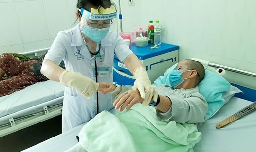 Một nạn nhân vụ pate Minh Chay điều trị tại bệnh viện. Ảnh: Kh.V