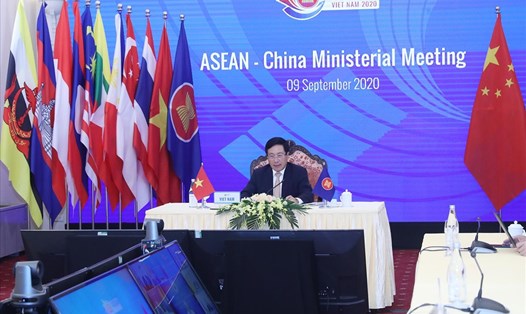 Phó Thủ tướng, Bộ trưởng Ngoại giao Phạm Bình Minh tham dự hội nghị trực tuyến Bộ trưởng Ngoại giao ASEAN-Trung Quốc. Ảnh: Bộ Ngoại giao.