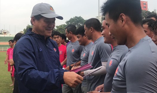 Huấn luyện viên Vũ Tiến Thành tặng tiền cho thành viên U17 Sài Gòn. Ảnh: Thanh Vũ