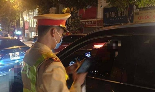 Cảnh sát giao thông đo nồng độ cồn với nữ tài xế lái xe Camry. Ảnh: Công an cung cấp.