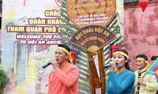Các nghệ nhân hát bài chòi ở phố cổ Hội An. Ảnh: Thanh Chung