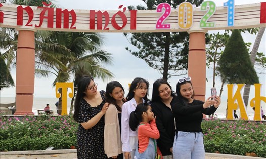 Thời tiết lạnh và gió nhiều nhóm bạn trẻ chọn đi dạo trên công viên bờ biển Nha Trang và lưu lại hình ảnh ngày đầu năm 2021. Ảnh: Phương Linh