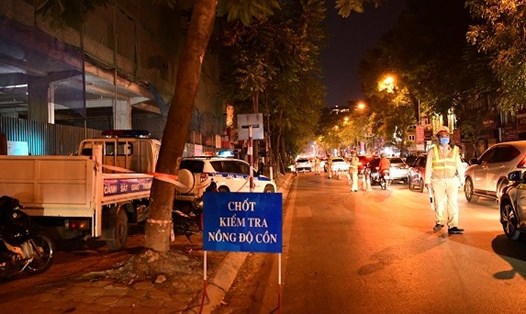 Lực lượng cảnh sát giao thông lập chốt kiểm tra vi phạm nồng độ cồn ở Hà Nội trong đêm giao thừa Tết Dương lịch. Ảnh: L.Quyên.