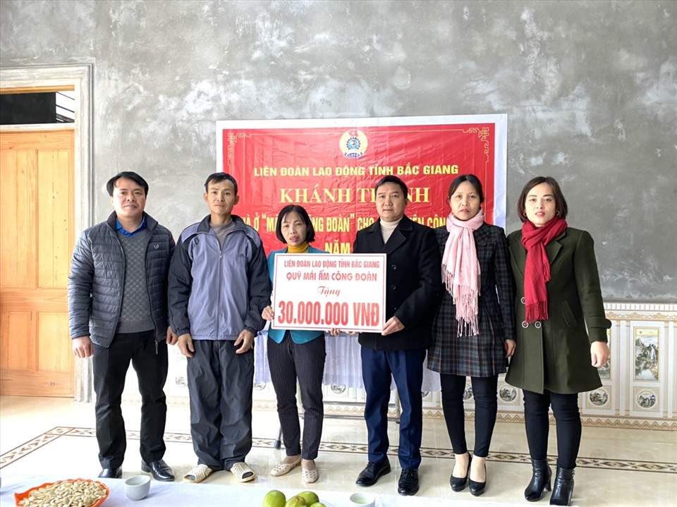 Lãnh đạo LĐLĐ huyện Tân Yên trao kinh phí hỗ trợ xây nhà cho gia đình chị Huyền. Ảnh: Tân Yên