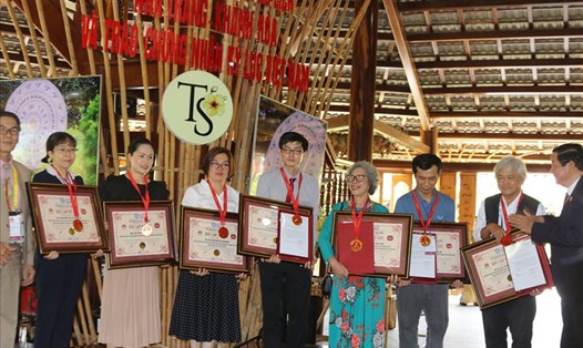 Tổ chức Kỉ lục Việt Nam trao chứng nhận cho các tập thể và cá nhân có kỉ lục được ghi nhận năm 2020. Ảnh: Phương Linh