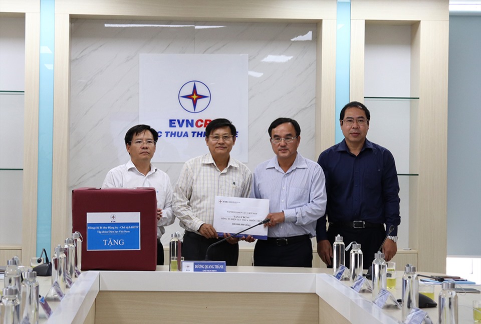 Lãnh đạo Tập đoàn Điện lực Việt Nam và Công đoàn Điện lực Việt Nam trao hỗ trợ cho đại diện người lao động gặp hoàn cảnh khó khăn. Ảnh: Đắc Cường