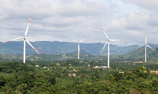 Năm 2021, Quảng Trị sẽ hỗ trợ các nhà đầu tư đẩy nhanh tiến độ thực hiện 14 dự án điện gió với tổng công suất 569,2 MW đã được Thủ tướng Chính phủ thống nhất đưa vào quy hoạch điện VII. Trong ảnh: Dự án điện gió tại huyện miền núi Quảng Trị đã hòa lưới điện. Ảnh: Hưng Thơ.