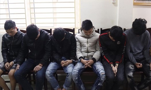 Nhóm 7 thanh niên bị bắt tại Quảng Trị đã chiếm tài khoản Facebook của khoảng 4.000 người dùng để sử dụng lừa đảo. Ảnh: V.Dũng.
