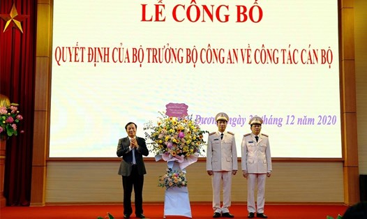 Đại diện lãnh đạo Tỉnh ủy Hải Dương tặng hoa chúc mừng tân Phó giám đốc Công an tỉnh. Ảnh Công an tỉnh Hải Dương