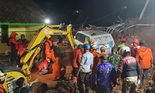 Lực lượng cứu hộ sử dụng thiết bị hạng nặng để giải cứu người còn sống sót sau vụ lở đất ở Tây Java, Indonesia hôm 9.1. Ảnh: BNPB